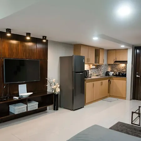 Renovated - City Center - Pool Access - 2 A/Cs