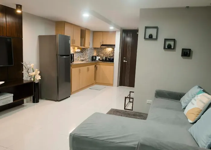 Renovated - Center - Pool Access - 2 A/cs Appartement
